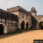 가나의 유네스코 세계문화유산 - A detailed, atmospheric view of Elmina Castle in Ghana at golden hour, showcasing its massive, weath...